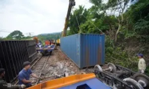 Hiện trường tàu trật bánh đường sắt tê liệt 15 giờ Hiện trường tàu trật bánh đường sắt tê liệt 15 giờ