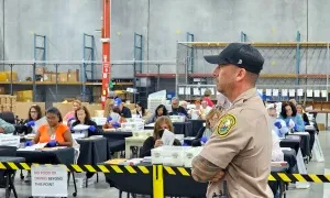 Bên trong trung tâm kiểm phiếu Florida trước 'giờ G' Bên trong trung tâm kiểm phiếu Florida trước 'giờ G'