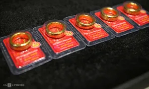 Vàng nhẫn trơn giảm gần 5 triệu đồng một lượng Vàng nhẫn trơn giảm gần 5 triệu đồng một lượng