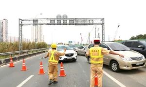 Dừng ôtô trên cao tốc không bật đèn khẩn cấp bị phạt 12-14 triệu đồng Dừng ôtô trên cao tốc không bật đèn khẩn cấp bị phạt 12-14 triệu đồng