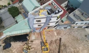 Tháo dỡ hai tầng căn nhà nghiêng ở Vành đai 3 TP HCM Tháo dỡ hai tầng căn nhà nghiêng ở Vành đai 3 TP HCM