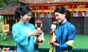 Phu nhân Thủ tướng Singapore mặc áo dài, xem múa rối nước Phu nhân Thủ tướng Singapore mặc áo dài, xem múa rối nước