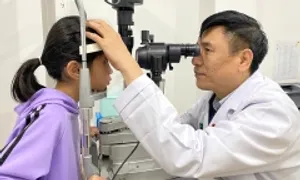 Bé gái suýt mù vĩnh viễn do đục thủy tinh thể bẩm sinh Bé gái suýt mù vĩnh viễn do đục thủy tinh thể bẩm sinh