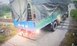 Tài xế xe tải tông gãy gác chắn tàu hỏa Tài xế xe tải tông gãy gác chắn tàu hỏa
