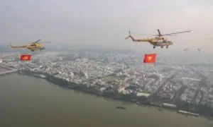 Phi đội trực thăng luyện kéo cờ trên bầu trời Đồng Nai, TP HCM Phi đội trực thăng luyện kéo cờ trên bầu trời Đồng Nai, TP HCM