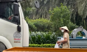 7 người bị phạt vì đu bám xe tải để bán hàng rong 7 người bị phạt vì đu bám xe tải để bán hàng rong