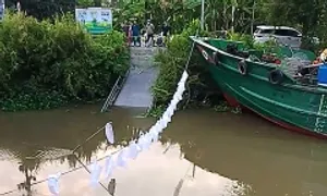 Sà lan tông sập cầu nông thôn ở Đồng Tháp Sà lan tông sập cầu nông thôn ở Đồng Tháp