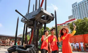 Cọc Bạch Đằng, xe tăng treo ngược trên phố Nguyễn Huệ hút khách check in Cọc Bạch Đằng, xe tăng treo ngược trên phố Nguyễn Huệ hút khách check in