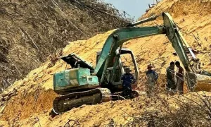 Người đàn ông ngã trên đồi bị xe múc đè tử vong Người đàn ông ngã trên đồi bị xe múc đè tử vong