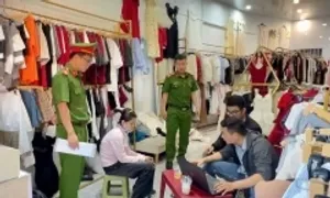 Chủ shop quần áo lộ thân phận 'tú bà' khi bé gái được giải cứu Chủ shop quần áo lộ thân phận 'tú bà' khi bé gái được giải cứu