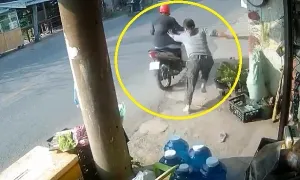 Cú lừa của gã khách 'sộp' khiến bà chủ tiệm sững sờ