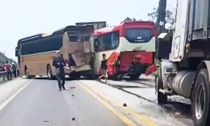 5 xe đâm liên hoàn trên cao tốc Nội Bài - Lào Cai 5 xe đâm liên hoàn trên cao tốc Nội Bài - Lào Cai