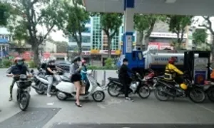 Chen chúc giành chỗ ở cây xăng Chen chúc giành chỗ ở cây xăng