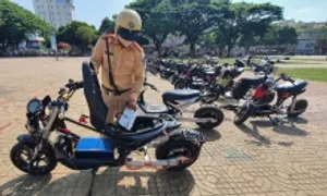 Cảnh sát ngăn chặn 68 học sinh 'biểu diễn' xe độ Cảnh sát ngăn chặn 68 học sinh 'biểu diễn' xe độ