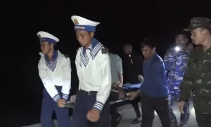 Cấp cứu ngư dân gặp nạn ở Trường Sa Cấp cứu ngư dân gặp nạn ở Trường Sa