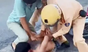CSGT khống chế người 'múa dao' trên đường CSGT khống chế người 'múa dao' trên đường