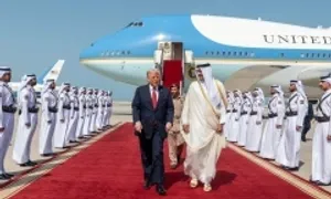 Quốc vương Qatar ra sân bay đón ông Trump Quốc vương Qatar ra sân bay đón ông Trump