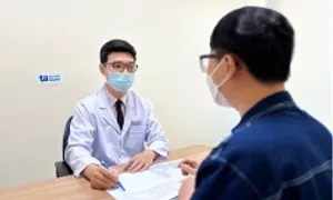 Người lớn tuổi ung thư trực tràng có nên mổ không?