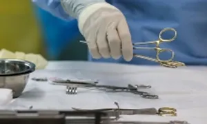 Bé gái chấn thương vùng kín do ngã vào cạnh ghế gỗ