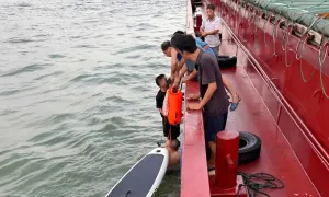 Hai bố con bị sóng đánh trôi dạt trên biển 13 tiếng Hai bố con bị sóng đánh trôi dạt trên biển 13 tiếng