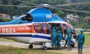 Quân đội điều trực thăng cứu 8 người mắc kẹt do lũ Quân đội điều trực thăng cứu 8 người mắc kẹt do lũ