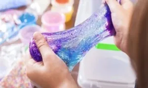 Bé trai phù mạch sau 30 phút chơi slime Bé trai phù mạch sau 30 phút chơi slime