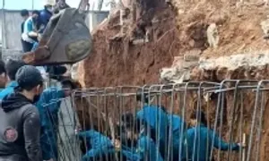 Công nhân bị vùi lấp khi thi công tường trụ sở xã Công nhân bị vùi lấp khi thi công tường trụ sở xã