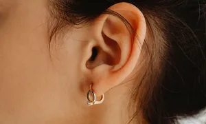 Tác hại của việc đeo khuyên tai khi ngủ Tác hại của việc đeo khuyên tai khi ngủ