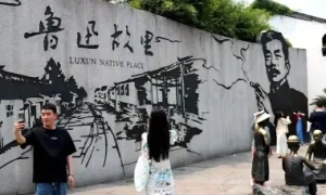 Tranh 'nhà văn Lỗ Tấn cầm thuốc lá' gây tranh cãi