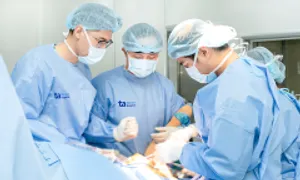 Bé trai đột ngột bị trượt chỏm xương đùi khỏi khớp háng Bé trai đột ngột bị trượt chỏm xương đùi khỏi khớp háng