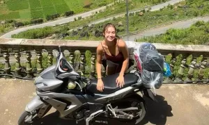 Khách nước ngoài bất ngờ vì được chủ tiệm ở Hội An mời cơm