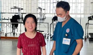 Cô gái bước đi sau hơn 15 năm ngồi một chỗ Cô gái bước đi sau hơn 15 năm ngồi một chỗ