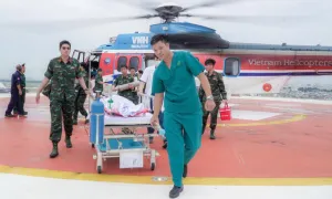 Công nhân trọng thương trên biển được trực thăng đưa về TP HCM cấp cứu Công nhân trọng thương trên biển được trực thăng đưa về TP HCM cấp cứu