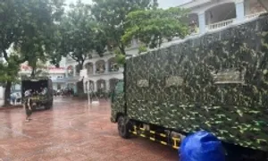 Xe quân đội đón học sinh thoát điểm ngập Xe quân đội đón học sinh thoát điểm ngập
