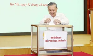 Tổng Bí thư quyên góp ủng hộ người dân ảnh hưởng bởi bão Bualoi