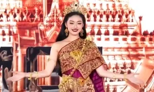 Yến Nhi diễn trang phục truyền thống Thái Lan