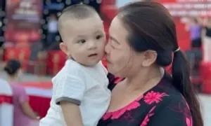 Hạnh phúc của mẹ kế hơn 20 năm nuôi con chồng