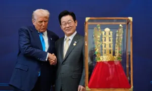 Tổng thống Hàn Quốc tặng bản sao vương miện cho ông Trump