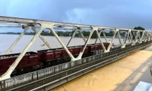 Lũ sông Hương lên, hai tàu chở đá quay lại trấn giữ cầu đường sắt