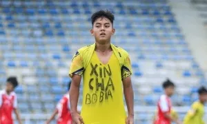 Cầu thủ trẻ Việt Nam gửi thông điệp 'xin cha bỏ bia'